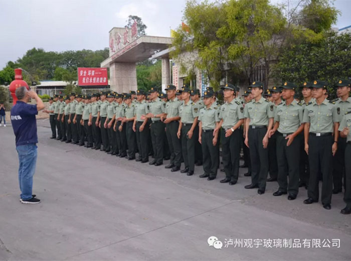 嘉明部队官兵参观访问新利体育luck18(中国)玻璃